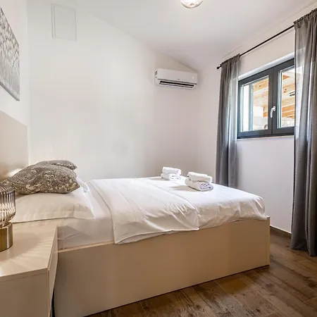 Bosilen With Private Pool, Near Trogir, Split Airport, Quiet Area, Family *