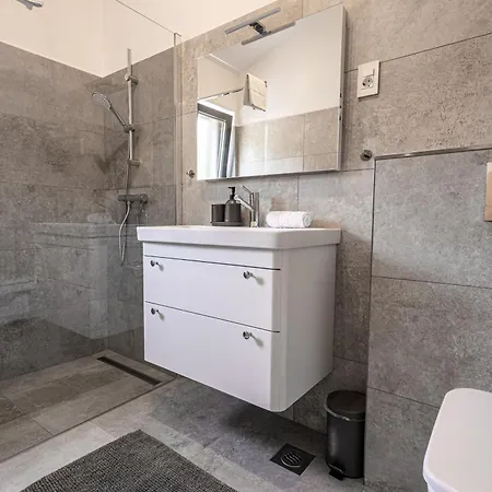Bosilen With Private Pool, Near Trogir, Split Airport, Quiet Area, Family *