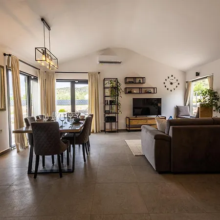 Bosilen With Private Pool, Near Trogir, Split Airport, Quiet Area, Family Marina