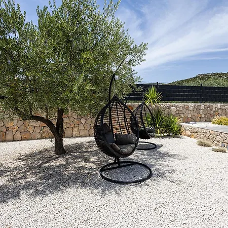 Bosilen With Private Pool, Near Trogir, Split Airport, Quiet Area, Family Villa *