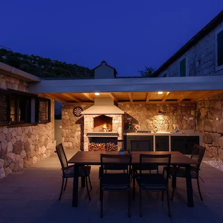 Bosilen With Private Pool, Near Trogir, Split Airport, Quiet Area, Family *