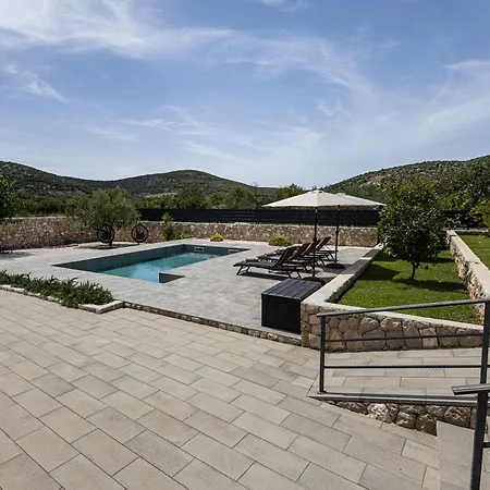 Bosilen With Private Pool, Near Trogir, Split Airport, Quiet Area, Family Villa *