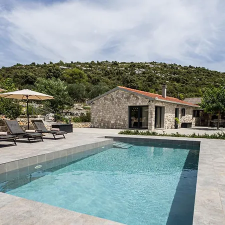 Bosilen With Private Pool, Near Trogir, Split Airport, Quiet Area, Family *
